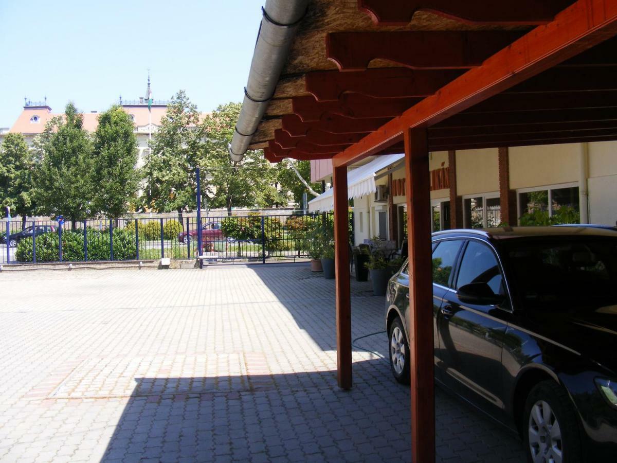 Hotel Pelikan Hódmezővásárhely Exterior foto